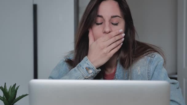 Frustrerad affärskvinna står inför att titta på laptop på kontoret. Närbild av upprörd, tusenårig kvinna tänker på misstag i arbetet. Porträtt av ledsen flicka tittar bärbar dator. Orolig anställd som arbetar — Stockvideo