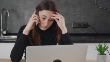 Yönetici kadın ciddi bir telefon görüşmesi yapıyor, bir iş bağlantısıyla konuşuyor olabilir ya da bilgisayar ekranına bakan bir arkadaşıyla. Ofis masası, kadın müşteri cep telefonu görüşmesi.