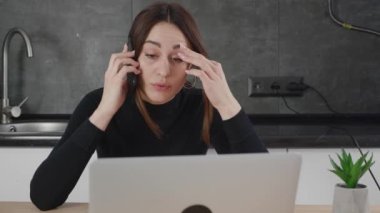 Kıdemli bir bayan yöneticiyle astının iş görüşmesi. Ev ofisinin arka planına karşı yeni bir iş stratejisi tartışması.