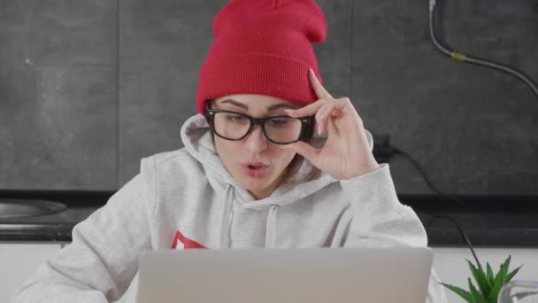 Wanita hipster terkejut melepas kacamata dan terlihat di laptop layar dan senang menerima kabar baik. Portrait Millennial young woman say WOW — Stok Video