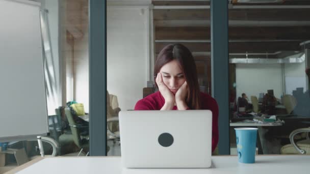 Sonriente joven empresaria satisfecha terminó el trabajo de la computadora que se extiende sentado en el escritorio del lugar de trabajo en la oficina moderna. Feliz relajada mujer de negocios sintiendo alivio de estrés después de un trabajo bien hecho poniendo las manos — Vídeos de Stock