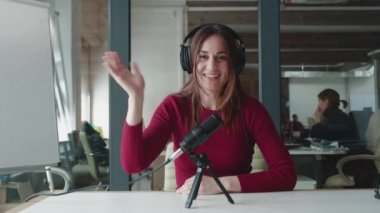 Genç bayan film yapımcısı bir podcast sunuyor ve soruları cevaplıyor, ve izleyicilerle konuşuyor, karantina....