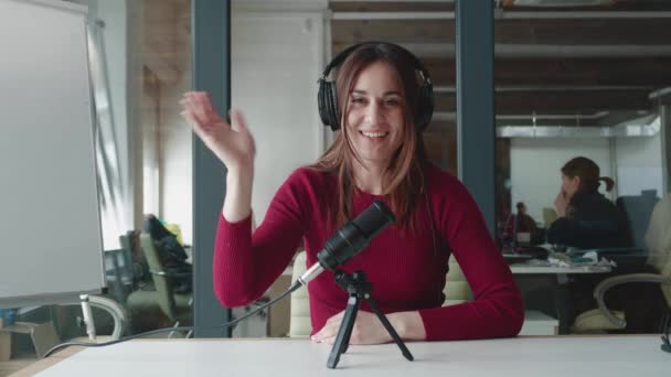 Jovem streamer feminina hospeda um podcast e responde a perguntas, e conversando com o público, quarentena. — Vídeo de Stock