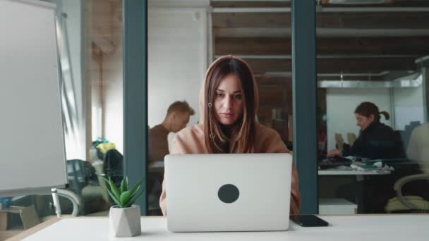 Excited satisfied office manager woman celebrating success. Joyful caucasian young woman reading fantastic news on laptop monitor rejoicing victory at work. — Stock Video