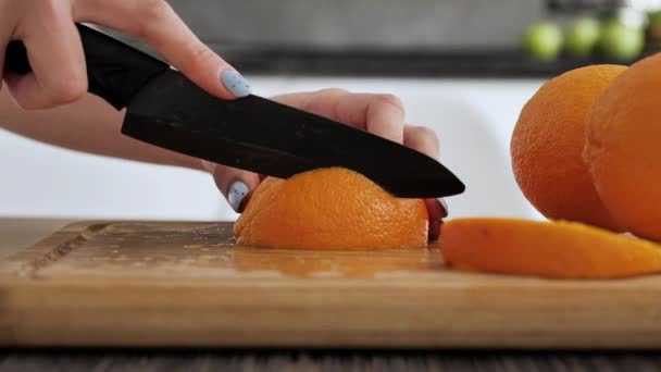 Mujer cocinando comida saludable en la cocina. — Vídeos de Stock