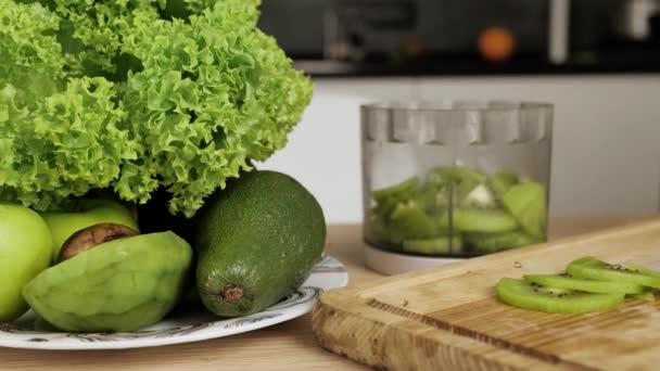 Veganské jídlo na stole. Vaření zdravé vegetariánské jídlo — Stock video