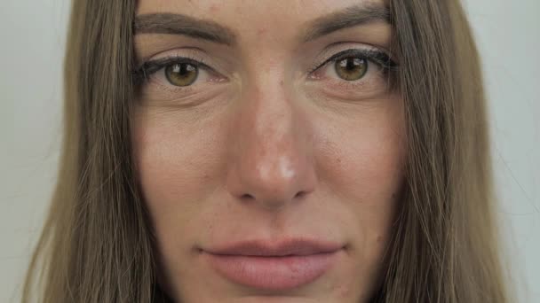 Extrudeer close-up portretgezicht. Vrouwelijke blik op camera 4k — Stockvideo