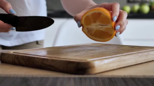 Vista de corte naranja con cuchillo, corte de rebanada de naranja — Vídeo de stock
