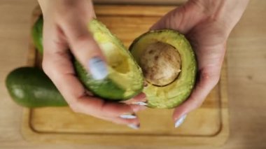 Avokado. Sağlıklı beslenme ve sağlıklı yaşam tarzı kavramı.