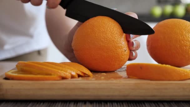Апельсины, оранжевые ломтики и оранжевая плоть на доске — стоковое видео