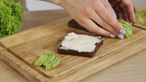 Aguacate. concepto de alimentación saludable y estilo de vida saludable. cocinar sándwiches de aguacate. Nutrición para perder peso — Vídeo de stock