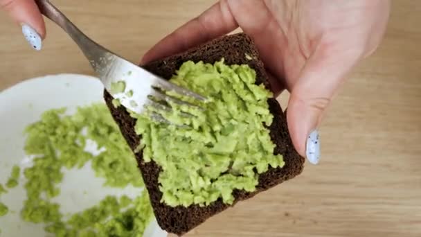 Vařím toast s guacamolem. Zdravé veganské jídlo — Stock video