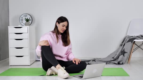 Attraktive fitte Frau berät sich online mit Fitnesstrainerin — Stockvideo