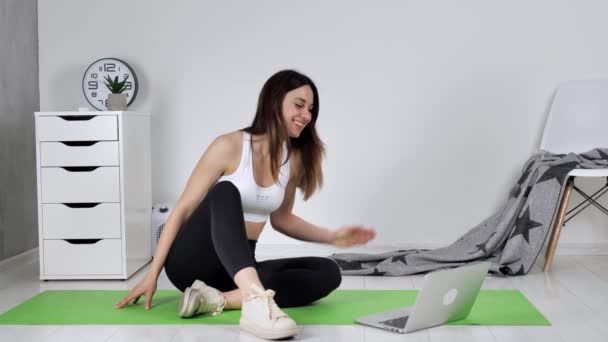 Attraktive junge Frau berät sich online mit Trainer über Stretching — Stockvideo