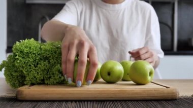 Mutfak arka planında yeşil vegan yemeği. Sağlıklı yeme eğilimini kutsa