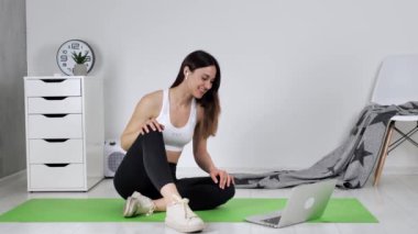 Çekici fit kadın çevrimiçi fitness eğitmenine danışmanlık yapıyor.