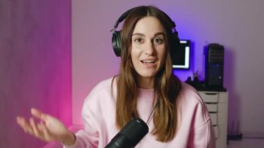 Mikrofonlu bir kadın.