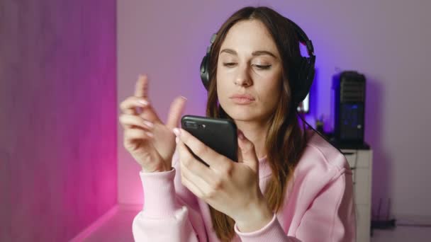 リラックスした女性のホールドを閉じる使用スマートフォンを見てソーシャルメディア技術若いスマートフォンショッピングオンライン販売 — ストック動画