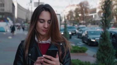 Bir kadın şehirde vakit geçirir. Uzun zamandır beklediği telefonu alır. Harika haberler. Mutluluk inanılmaz mutlu, neşe dolu.