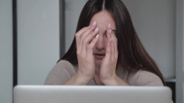 Üzgün, çekici, psikolojik sorunları olan, bunalımda olan, üzgün, yalnız bir kadın. İstenmeyen hamilelik konseptiyle başı dertte olan kederli bir kadın.