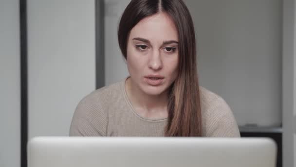 Tiro na cabeça close up Triste preocupado jovem cara atraente mulher olhando para longe, sentindo depressão, preocupando-se com a decisão errada sentado a partir de laptop. Falta crônica de sono, fadiga — Vídeo de Stock