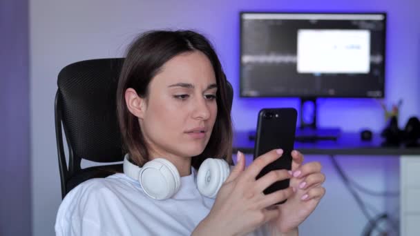 Bouleversé jeune femme lisant un message sur votre téléphone mobile. Mauvaises nouvelles et problèmes familiaux, Problèmes relationnels — Video