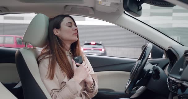 Vrouw die goed nieuws leest en in de auto zit. — Stockvideo