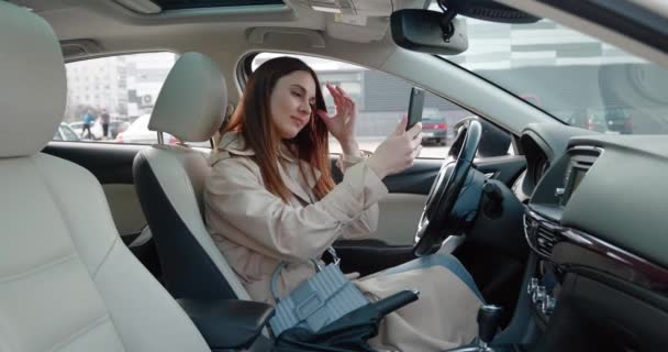 ビデオチャットビジネス会議の概念 – ビジネス女性が話しているか、車の中で座ってvlogging — ストック動画
