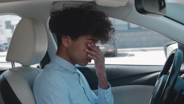 Estressado chateado afro cara sentindo dor de cabeça cansado de — Vídeo de Stock