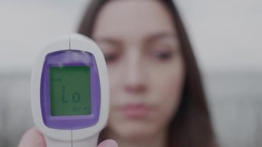 Dijital termometreyle sıcaklık kontrolü.