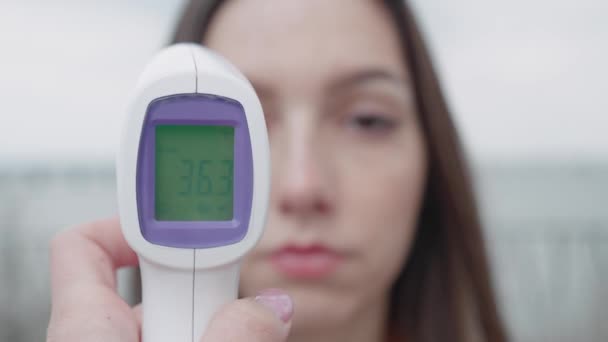 Термометр показывает нормальную температуру — стоковое видео