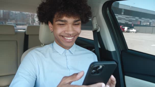 Ung afro, stilig tonårspojke som använder telefon. Välklädda manliga surfa internet nyheter, chatta med smartphone. — Stockvideo