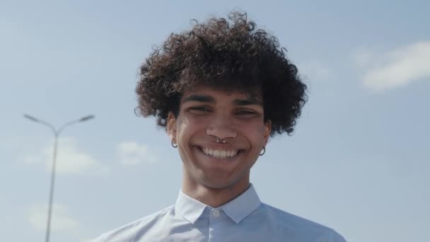 Cara de hombre afroamericano sonriente feliz — Vídeo de stock