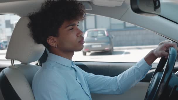 Frustrado jovem empresário sentindo-se estressado após o trabalho sentado no carro — Vídeo de Stock