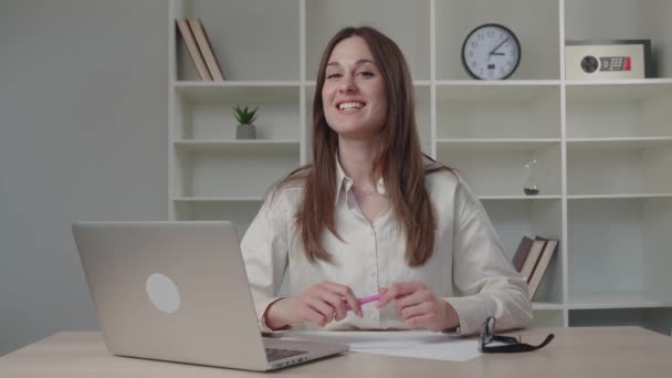 Usmívající se mladá obchodní žena ovlivňující nahrávání video blogu sedí na domácí kanceláři stolu. Ženské blogger live stream, volání online koncept. — Stock video