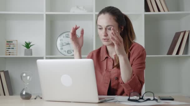 Mujer de negocios preocupado cara mirando portátil en la oficina moderna. Primer plano de la mujer de negocios molesta pensando en los errores en el trabajo. — Vídeo de stock