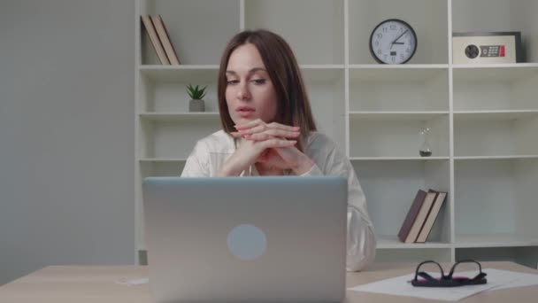 Plan de la tête gros plan stressé jeune femme regardant ordinateur portable en pensant à des problèmes personnels ou professionnels. Fille frustrée se sentant seule au bureau, souffrant de dépression, s'inquiétant de la mauvaise décision. — Video