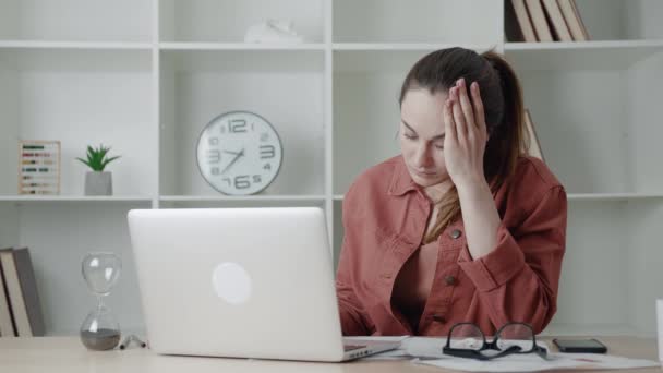 Gestresste empfinden Migränekopfschmerz müde. Depressiver verzweifelter Mann sorgt sich um finanzielle Probleme beim Papierkram. — Stockvideo