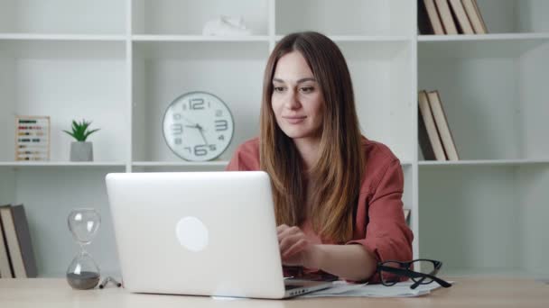 Jovem mulher atraente na camisa sentar-se na cadeira celebrar boas notícias lidas on-line no laptop, serviços de oferta comercial de baixo preço lucro para as pessoas, realização, avanço, conceito de vitória loteria — Vídeo de Stock