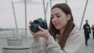 Terasta fotoğraf çeken hoş bir kadın fotoğrafçı.