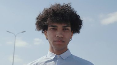 Güzel, sağlıklı, Afro-Amerikan bir erkeğin portresi gülümseyen ve kendine güvenen, sağlıklı bir erkek yaşayan ve açık havada yaşayan gerçek insanların duygu konsepti. Baş parmak gösteren adam