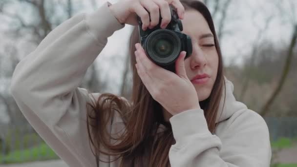 Mulher morena inspirada feliz fazendo fotos em um belo parque, lazer e hobby vista frontal — Vídeo de Stock