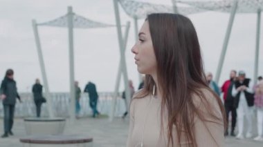 Genç bir kız müzik dinliyor.