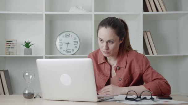 젊은 사업가가 영상 통화를 한다. 노트북 컴퓨터를 보고 있는 여성들, 온라인 콘퍼런스 거리 사무실 채팅, 가상 훈련 개념. 노트에 필기를 하는 모습 — 비디오