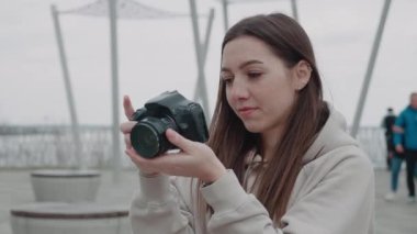 Açık alanda çalışan güzel bir genç kadın gazeteci.