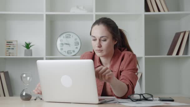 Crise financeira, empregado na depressão, trabalhador de escritório com computador na tabela imprime texto, mulher bonita gerente fecha — Vídeo de Stock