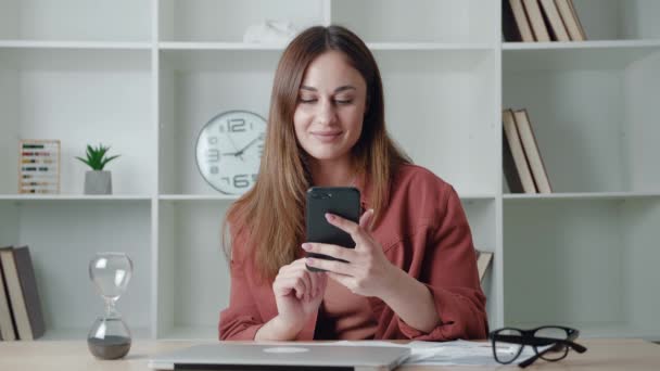 Gana mujer emocionada mirando el teléfono móvil utilizando la aplicación que celebra el concepto de éxito. — Vídeo de stock