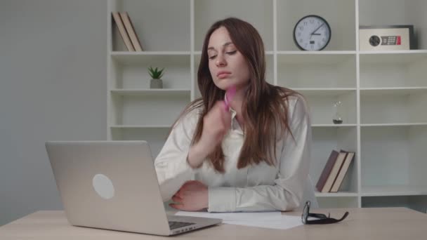 Kum renkli tişörtlü iş kadını gülüyor. Ofisteki bir bilgisayar taramasında tek başına eğleniyor. — Stok video