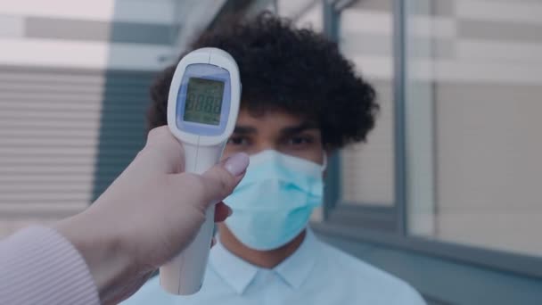 Patient afrikansk amerikansk kille ansikte och läkare hand med termometer kontrollera temperaturen — Stockvideo