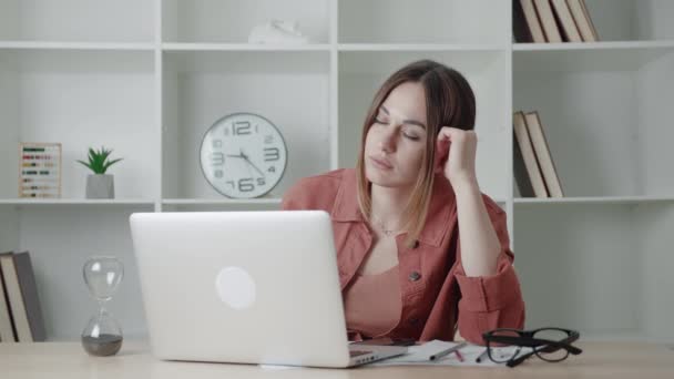 Fatigué femme mûre pigiste à l'ordinateur en regardant le moniteur. Travail indépendant à distance sur le lieu de travail. — Video